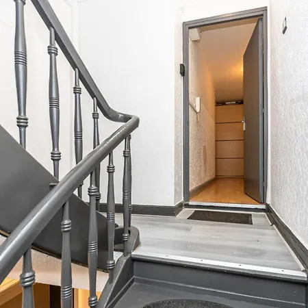 Lägenhet 1 & 4 Appts - 1 A 4 Lits - 1 A 7 Pers - Max 25 Pers - 1 Immeuble - Confort, Flexibilite ------ - 1 & 4 Apts - 1 To 4 Beds - 1 To 7 Guests - Up To 25 - Same Building -- Cattenom