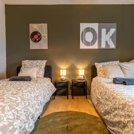 Διαμέρισμα 1 & 5 Appts - 1 A 4 Lits - 1 A 7 Pers - Max 31 Pers - 1 Immeuble - Confort, Flexibilite ------ - 1 & 5 Apts - 1 To 4 Beds - 1 To 7 Guests - Up To 31 - Same Building -- Cattenom